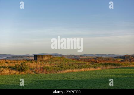 Un bunker solitaire en béton de temps de guerre à un point de vue près de la colline de potence dans le Forfarshire surplombant la Strata More Valley et au-delà. Banque D'Images