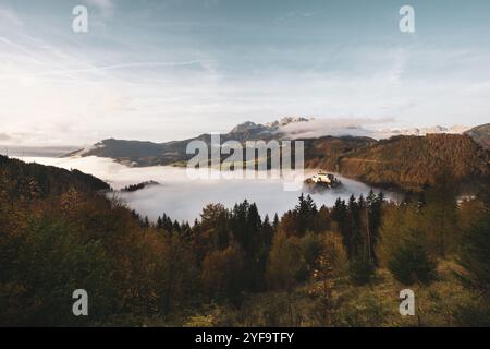 Die Erlebnisburg und Höhenburg Hohenwerfen im Salzachtal zwischen dem Tennengebirge, Hagengebirge und Hochkönig ragt aus der Wolkendecke, dem Morgennebel, zu Sonnenaufgang am 16.10.2024. // le château d'aventure Hohenwerfen et château perché dans la vallée de Salzach entre le Tennengebirge, Hagengebirge et Hochkönig se lève de la couverture nuageuse, le brouillard matinal, au lever du soleil le 16 octobre 2024. - 20241016 PD21060 crédit : APA-PictureDesk/Alamy Live News Banque D'Images