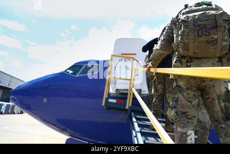 Des soldats américains affectés à la 755e compagnie de police militaire de la 92e brigade de police militaire de la Garde nationale de l'armée de Porto Rico montent à bord d'un avion à l'aéroport international Luis Muñoz Marín, San Juan, Porto Rico, 3 novembre 2024. Le 755e député Co. s’est mobilisé au Honduras pour assurer la sécurité de la base et soutenir les opérations humanitaires à travers l’Amérique centrale. (Photo de la Garde nationale de l'armée américaine par le SPC Felix Ortiz Rivera) Banque D'Images