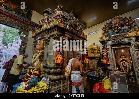 Singapour - 16 août 2024 : les gens prient à l'intérieur du temple Sri Veeramakaliamman dans Little India, l'un des plus anciens temples de Singapour Banque D'Images