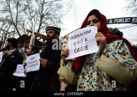 Srinagar, Cachemire. 18 décembre 2019. Des journalistes cachemiris tiennent des pancartes lors d'une manifestation contre l'action répressive présumée des forces indiennes contre le personnel de presse à Srinagar, dans le Cachemire administré par l'Inde. Des journalistes sont descendus dans la rue mercredi après que certains de leurs collègues ont été battus par les forces indiennes le mardi 17 octobre alors qu'ils couvraient les manifestations étudiantes contre la loi controversée sur la citoyenneté au collège Islamia dans la vieille ville de Srinagar Banque D'Images