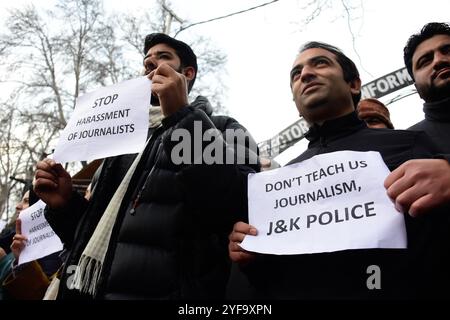 Srinagar, Cachemire. 18 décembre 2019. Des journalistes cachemiris tiennent des pancartes lors d'une manifestation contre l'action répressive présumée des forces indiennes contre le personnel de presse à Srinagar, dans le Cachemire administré par l'Inde. Des journalistes sont descendus dans la rue mercredi après que certains de leurs collègues ont été battus par les forces indiennes le mardi 17 octobre alors qu'ils couvraient les manifestations étudiantes contre la loi controversée sur la citoyenneté au collège Islamia dans la vieille ville de Srinagar Banque D'Images