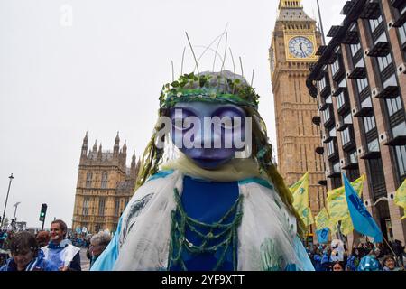 Londres, Royaume-Uni. 3 novembre 2024. Des milliers de personnes participent à la marche pour l'eau potable, appelant le gouvernement à agir sur l'eau potable et à mettre fin au déversement des eaux usées dans les eaux britanniques. Crédit : Vuk Valcic/Alamy Live News Banque D'Images