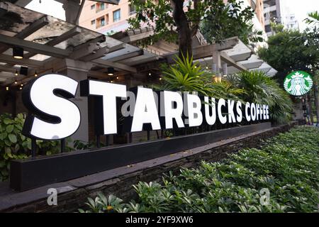 BANGKOK, THAÏLANDE - 27 OCTOBRE 2023 : signe de café Starbucks vu à Bangkok. Banque D'Images