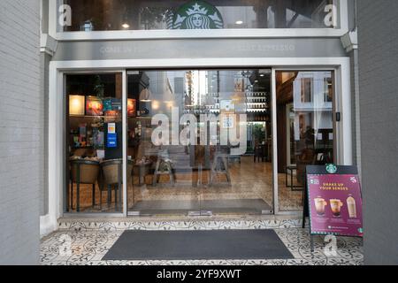 BANGKOK, THAÏLANDE - 27 OCTOBRE 2023 : entrée au café Starbucks à Bangkok. Banque D'Images