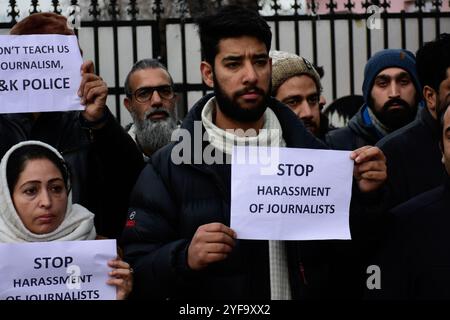 Srinagar, Cachemire. 18 décembre 2019. Des journalistes cachemiris tiennent des pancartes lors d'une manifestation contre l'action répressive présumée des forces indiennes contre le personnel de presse à Srinagar, dans le Cachemire administré par l'Inde. Des journalistes sont descendus dans la rue mercredi après que certains de leurs collègues ont été battus par les forces indiennes le mardi 17 octobre alors qu'ils couvraient les manifestations étudiantes contre la loi controversée sur la citoyenneté au collège Islamia dans la vieille ville de Srinagar Banque D'Images