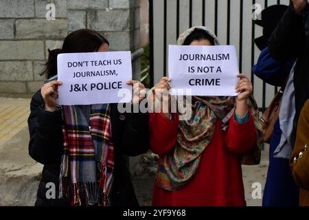 Srinagar, Cachemire. 18 décembre 2019. Des journalistes cachemiris tiennent des pancartes lors d'une manifestation contre l'action répressive présumée des forces indiennes contre le personnel de presse à Srinagar, dans le Cachemire administré par l'Inde. Des journalistes sont descendus dans la rue mercredi après que certains de leurs collègues ont été battus par les forces indiennes le mardi 17 octobre alors qu'ils couvraient les manifestations étudiantes contre la loi controversée sur la citoyenneté au collège Islamia dans la vieille ville de Srinagar Banque D'Images