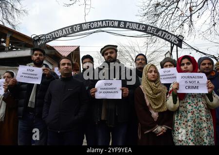 Srinagar, Cachemire. 18 décembre 2019. Des journalistes cachemiris tiennent des pancartes lors d'une manifestation contre l'action répressive présumée des forces indiennes contre le personnel de presse à Srinagar, dans le Cachemire administré par l'Inde. Des journalistes sont descendus dans la rue mercredi après que certains de leurs collègues ont été battus par les forces indiennes le mardi 17 octobre alors qu'ils couvraient les manifestations étudiantes contre la loi controversée sur la citoyenneté au collège Islamia dans la vieille ville de Srinagar Banque D'Images