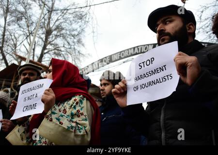 Srinagar, Cachemire. 18 décembre 2019. Des journalistes cachemiris tiennent des pancartes lors d'une manifestation contre l'action répressive présumée des forces indiennes contre le personnel de presse à Srinagar, dans le Cachemire administré par l'Inde. Des journalistes sont descendus dans la rue mercredi après que certains de leurs collègues ont été battus par les forces indiennes le mardi 17 octobre alors qu'ils couvraient les manifestations étudiantes contre la loi controversée sur la citoyenneté au collège Islamia dans la vieille ville de Srinagar Banque D'Images