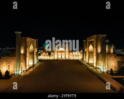 Samarcande, Ouzbékistan vue aérienne de la madrassah Ulug bek, place Registan la nuit Banque D'Images