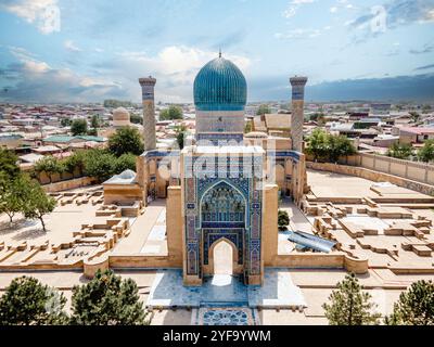 Samarkand, Ouzbékistan drone aérien vue de Gur-e-Amir - un mausolée du conquérant asiatique Timur. Traduction sur la mosquée : 'Tamerlane'. Le plus célèbre tr Banque D'Images