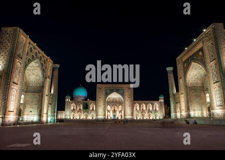 Vue en soirée de la place du Registan à Samarcande, Ouzbékistan. Les Ulugh supplient la Madrasah, la Madrasah Tilya-Kori et la Madrasah Sher-Dor. Le Registan Banque D'Images