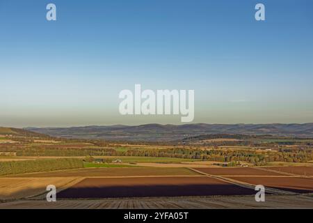 La vue depuis Carrot Hill vers le nord sur les terres agricoles de la vallée de Strathmore et sur les montagnes des Angus Glens. Banque D'Images