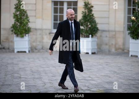 Benjamin Haddad, ministre délégué de la France pour l'Europe, arrive pour assister à un séminaire gouvernemental à l'Hôtel Matignon à Paris, France, le 4 novembre 2024. Photo par Eliot Blondet/ABACAPRESS. COM Banque D'Images