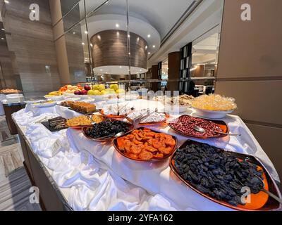 Concept de buffet petit déjeuner, heure du petit déjeuner dans un hôtel de luxe, Brunch en famille dans un restaurant Banque D'Images