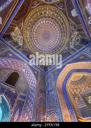 Samarcande, Ouzbékistan - 13 août 2023 : vue intérieure de la mosquée Tilya-Kori (Tilla-Kari) sur la place du Registan à Samarcande, Ouzbékistan. Le Regist Banque D'Images