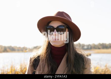 Photo de tête d'une jeune femme portant un chapeau et des lunettes de soleil Banque D'Images