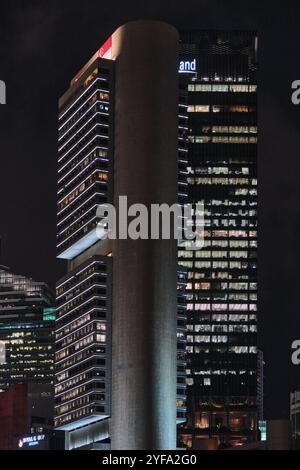Singapour - 18 janvier 2025 : quartier des affaires, vue nocturne des immeubles de bureaux Banque D'Images