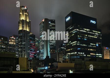 Singapour - 18 janvier 2025 : quartier des affaires, vue nocturne des immeubles de bureaux Banque D'Images