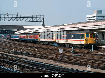 73205 et 83301 (anciennement 33115) avec une formation de train d'essai à Clapham Junction le 2 août 1991. En mai 1991 33115 a été converti en un véhicule d'essai pour les bogies Eurostar et l'équipement de collecte de courant et a été renuméroté 83301. Banque D'Images