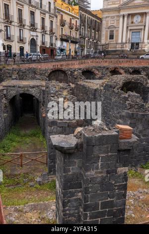 Les blocs de pierre de lave des ruines antiques de l'amphithéâtre romain à Catane, Sicile Banque D'Images