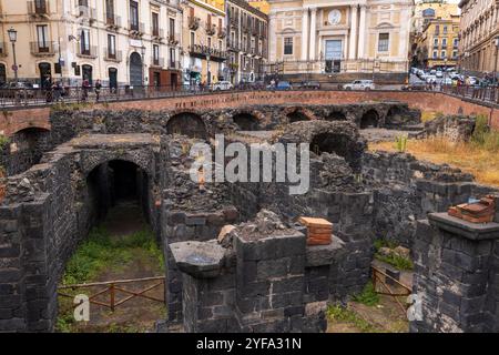 Les blocs de pierre de lave des ruines antiques de l'amphithéâtre romain à Catane, Sicile Banque D'Images