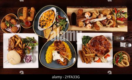 Sélection de plats de pub dans les assiettes Banque D'Images