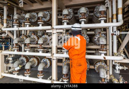 Travailleur pétrolier sur une plate-forme pétrolière offshore en mer du Nord Banque D'Images