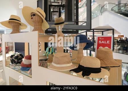 BANGKOK, THAÏLANDE - 27 OCTOBRE 2023 : divers chapeaux exposés au Siam Discovery à Bangkok. Banque D'Images