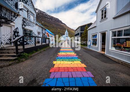 La célèbre route arc-en-ciel de Seydisfjordur avec des bâtiments islandais autour montrent des murs peints. Seydisfjordur ville en Islande. Banque D'Images