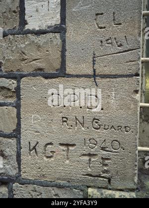 Initiales de R N Guard sculptées en 1940 dans le mur de la porte médiévale est à Bath, qui mène au déversoir Pulteney sur la rivière Avon Banque D'Images