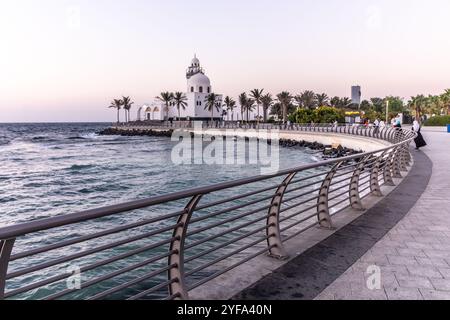 DJEDDAH, ARABIE SAOUDITE - 16 NOVEMBRE 2021 : Mosquée de l'île sur la promenade de la corniche à Djeddah, Arabie Saoudite Banque D'Images