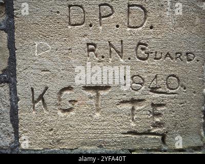 Initiales de R N Guard sculptées en 1940 dans le mur de la porte médiévale est à Bath, qui mène au déversoir Pulteney sur la rivière Avon Banque D'Images