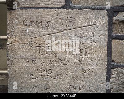 Initiales de R N Guard sculptées en 1940 dans le mur de la porte médiévale est à Bath, qui mène au déversoir Pulteney sur la rivière Avon Banque D'Images