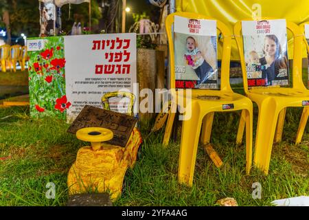 Haïfa, Israël - 02 novembre 2024 : vue d'une exposition symbolique, en soutien aux otages, à Haïfa, Israël Banque D'Images