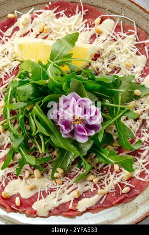 Apéritif à la viande géorgienne dans une assiette sur la table Banque D'Images