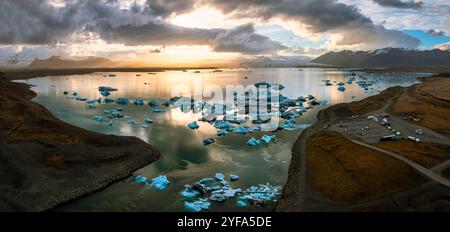 Vue aérienne époustouflante de la lagune du glacier Jokulsarlon au coucher du soleil, présentant de superbes icebergs flottant dans les eaux sereines des plus populaires d'Islande Banque D'Images