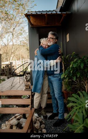 Portrait d'un couple affectueux matures embrassant dans le jardin. Banque D'Images