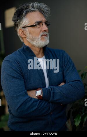 Bel homme d'âge moyen avec portrait de barbe Banque D'Images