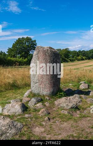 La pierre de rune Karlevi, probablement de l'âge viking vers 1000, près de Färjestaden sur l'île de Öland, Kalmar län, Suède. Banque D'Images