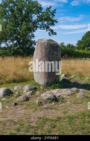 La pierre de rune Karlevi, probablement de l'âge viking vers 1000, près de Färjestaden sur l'île de Öland, Kalmar län, Suède. Banque D'Images