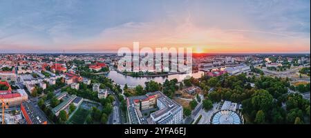 Vue aérienne de la vieille ville de Wroclaw avec la cathédrale de St. Jean-Baptiste et bâtiments colorés au-dessus de la rivière Odra au coucher du soleil Banque D'Images