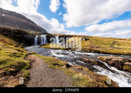 Montagne Kirkjufell et cascade Kirkjufellsfoss sur la péninsule de Snaefellsnes en Islande Banque D'Images