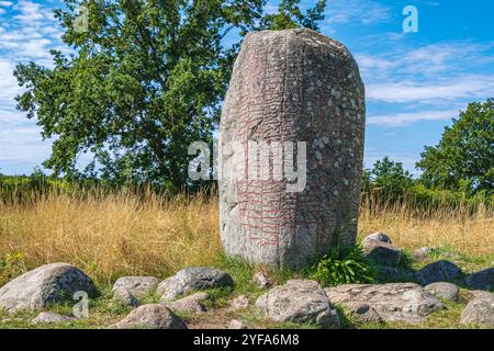 La pierre de rune Karlevi, probablement de l'âge viking vers 1000, près de Färjestaden sur l'île de Öland, Kalmar län, Suède. Banque D'Images