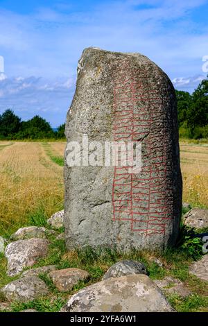 La pierre de rune Karlevi, probablement de l'âge viking vers 1000, près de Färjestaden sur l'île de Öland, Kalmar län, Suède. Banque D'Images