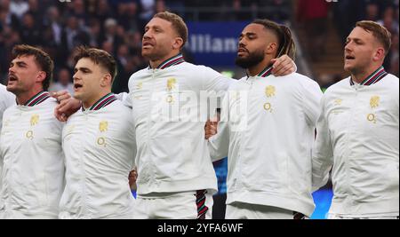 Londres, Royaume-Uni. 02 novembre 2024. George Furbank, anglais Theo Dan (Saracens), anglais Nick Isiekwe (Saracens), anglais Chandler Cunningham-South (Harlequins) et anglais Alex Dombrandt (Harlequins) chantant l'hymne national lors de la série Autumn Nations International Rugby entre l'Angleterre contre la Nouvelle-Zélande au stade Allianz, Twickenham, Londres le 02 novembre 2024 crédit : action Foto Sport/Alamy Live News Banque D'Images