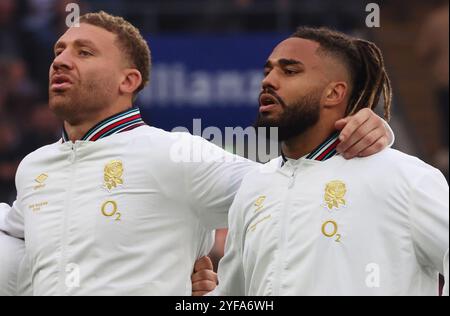 Londres, Royaume-Uni. 02 novembre 2024. Les Anglais de gauche à droite Nick Isiekwe (Saracens) et Chandler Cunningham-South (Harlequins) chantant l'hymne national lors de la série Autumn Nations Series International Rugby entre l'Angleterre et la Nouvelle-Zélande au stade Allianz, Twickenham, Londres le 02 novembre 2024 crédit : action Foto Sport/Alamy Live News Banque D'Images