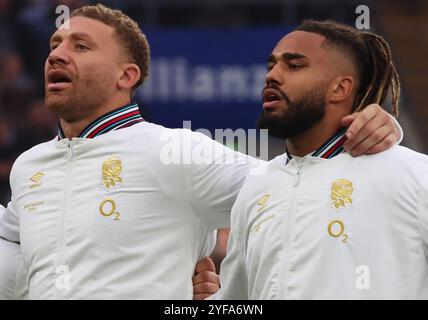 Londres, Royaume-Uni. 02 novembre 2024. Les Anglais de gauche à droite Nick Isiekwe (Saracens) et Chandler Cunningham-South (Harlequins) chantant l'hymne national lors de la série Autumn Nations Series International Rugby entre l'Angleterre et la Nouvelle-Zélande au stade Allianz, Twickenham, Londres le 02 novembre 2024 crédit : action Foto Sport/Alamy Live News Banque D'Images