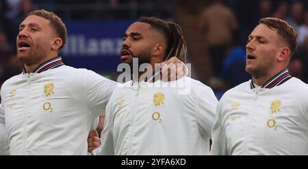 Londres, Royaume-Uni. 02 novembre 2024. L-R Angleterre Nick Isiekwe (Saracens) Angleterre Chandler Cunningham-South (Harlequins) et Angleterre Alex Dombrandt (Harlequins) chantant l'hymne national pendant Autumn Nations Series International Rugby entre l'Angleterre et la Nouvelle-Zélande au stade Allianz, Twickenham, Londres le 02 novembre 2024 crédit : action Foto Sport/Alamy Live News Banque D'Images