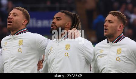 Londres, Royaume-Uni. 02 novembre 2024. L-R Angleterre Nick Isiekwe (Saracens) Angleterre Chandler Cunningham-South (Harlequins) et Angleterre Alex Dombrandt (Harlequins) chantant l'hymne national pendant Autumn Nations Series International Rugby entre l'Angleterre et la Nouvelle-Zélande au stade Allianz, Twickenham, Londres le 02 novembre 2024 crédit : action Foto Sport/Alamy Live News Banque D'Images